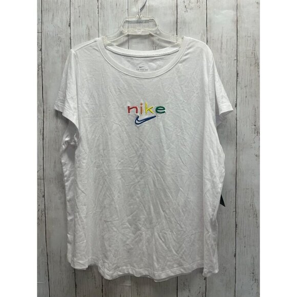 THE NIKE WHITE TEE LOOSE FIT WOMENS SIZE XXL SHORT SLEEVE IT IS NEW WITHOUT TAG. - Picture 1 of 7